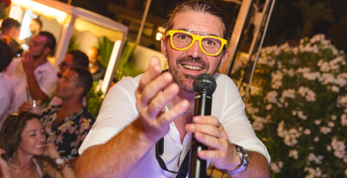 "Si vola!”, con Max The Voice al Sunset Aperitif, party d’eccellenza al Doride Beach - Marina Di Carrara