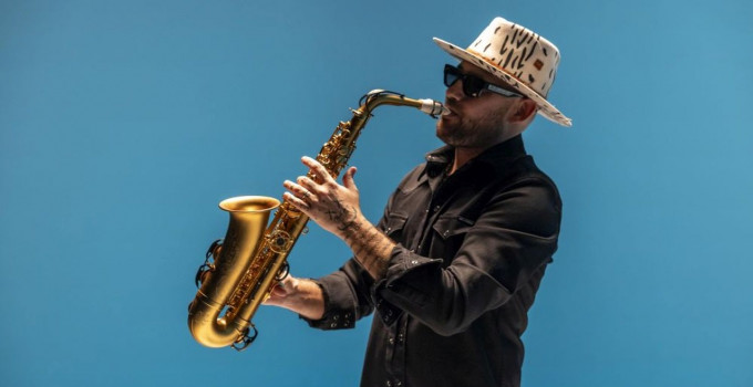 10/8 Jimmy Sax, star mondiale del sassofono, al Papeete Beach - Milano Marittima (RA)